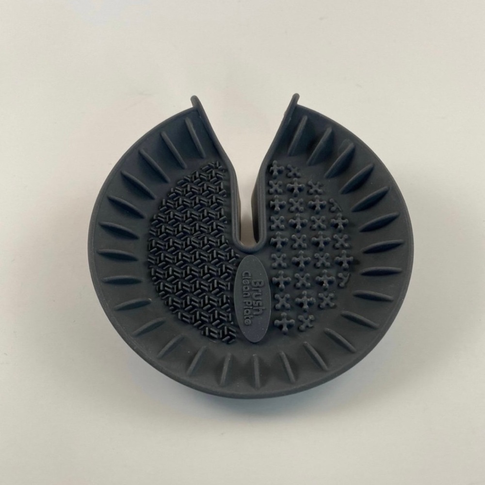 Makeup brush cleaner